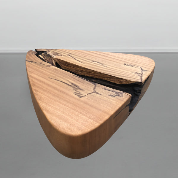 mesa geometric arboreal com fenda