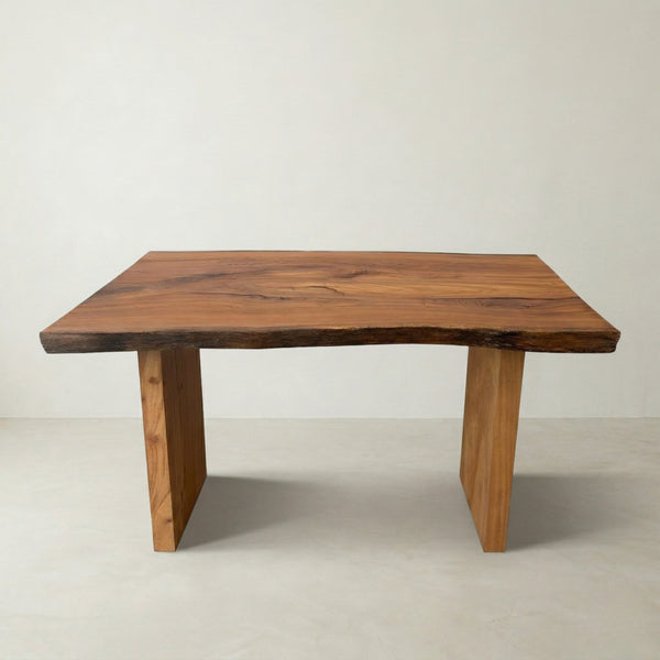 Mesa orgânica linha rústica ArboREAL 140x94 cm em madeira maciça, pronta entrega, perfeita para salas modernas e sofisticadas.