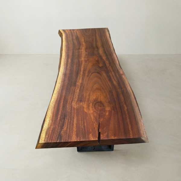 Mesa orgânica ArboREAL linha rústica em madeira maciça 230x87 cm, pronta entrega, destaque em ambientes modernos e aconchegantes.