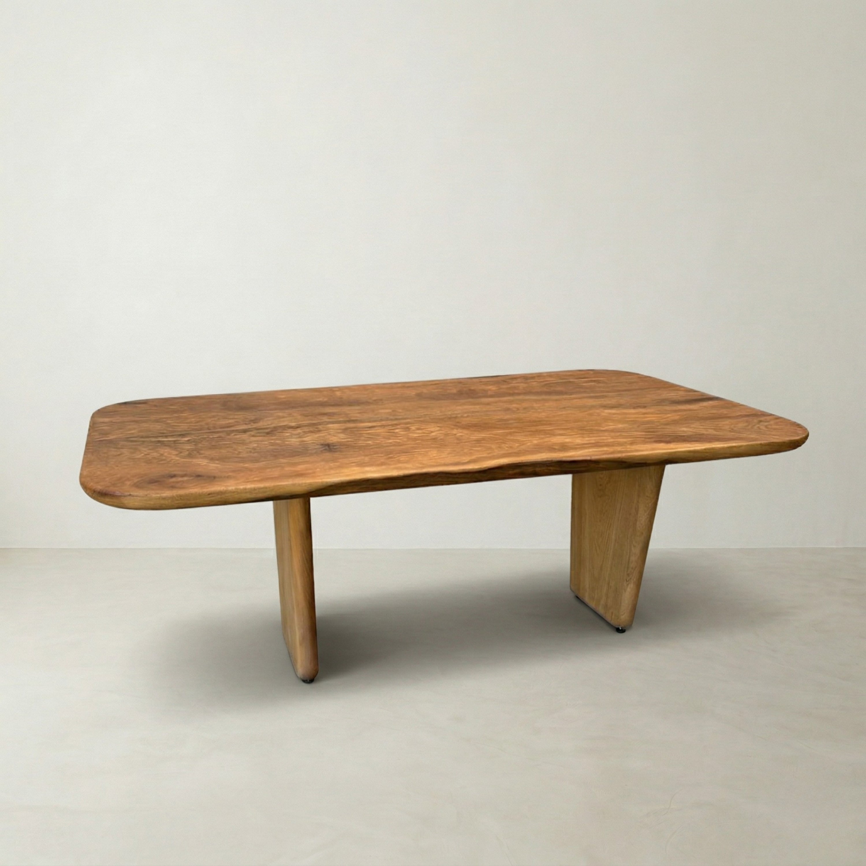 Mesa de jantar orgânica linha clean ArboREAL, 200x113 cm em madeira maciça, pronta entrega, perfeita para salas sofisticadas, até 8 lugares.