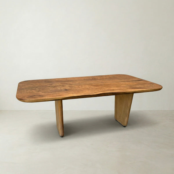 Mesa de jantar orgânica linha clean ArboREAL, 200x113 cm em madeira maciça, pronta entrega, perfeita para salas sofisticadas, até 8 lugares.