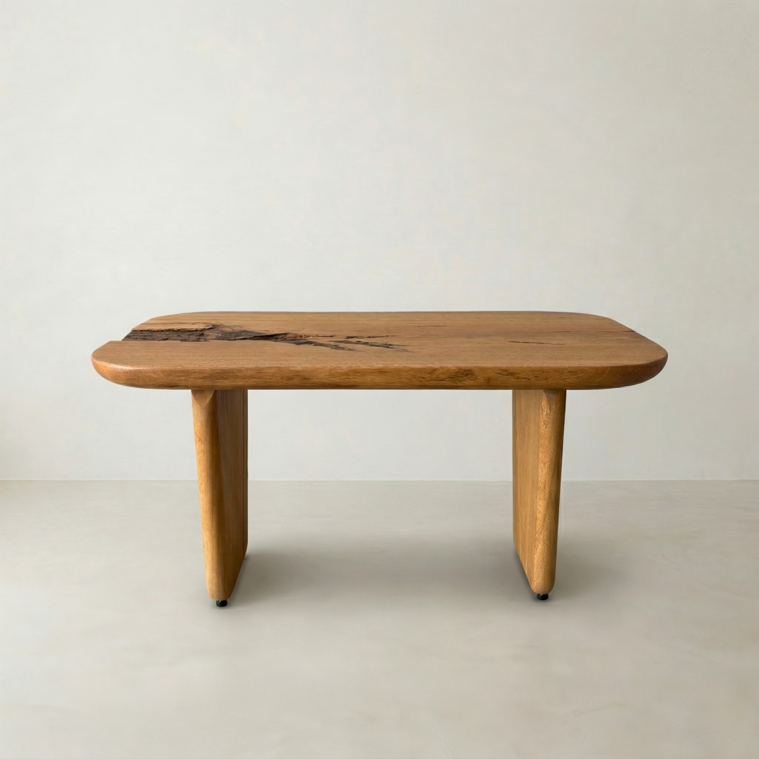 Mesa orgânica ArboREAL linha clean em madeira maciça 140x80 cm para 6 lugares, pronta entrega, destaque em salas modernas e aconchegantes.
