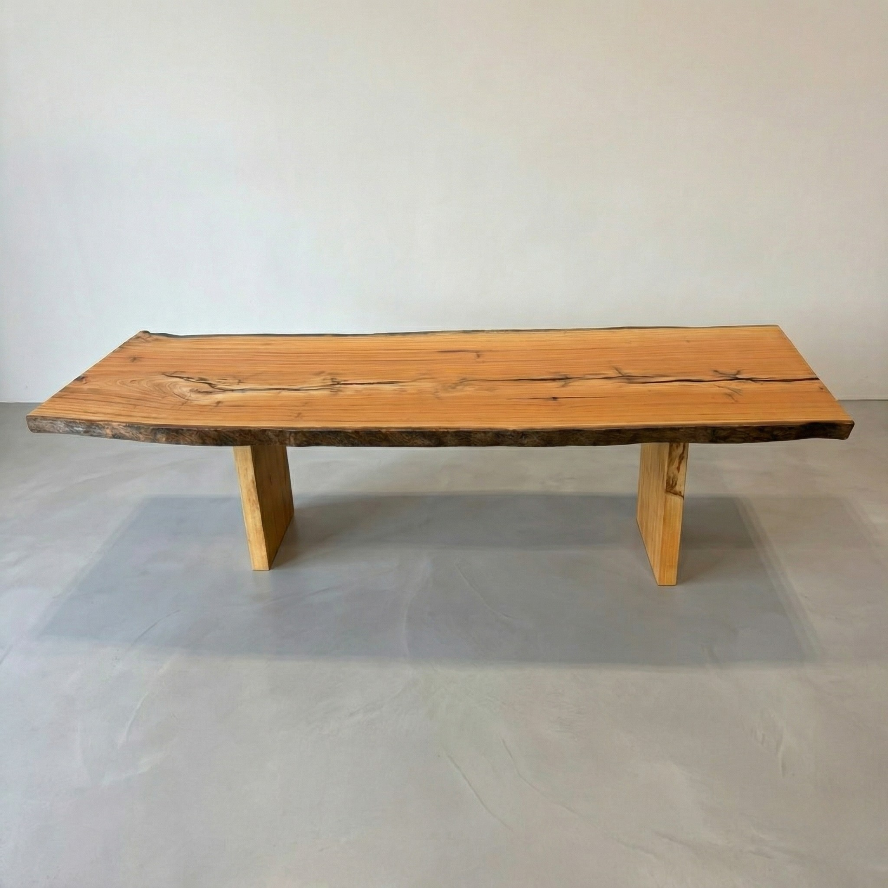 Mesa orgânica linha rústica ArboREAL em madeira maciça 280x99 cm, pronta entrega, ideal para salas amplas e sofisticadas.