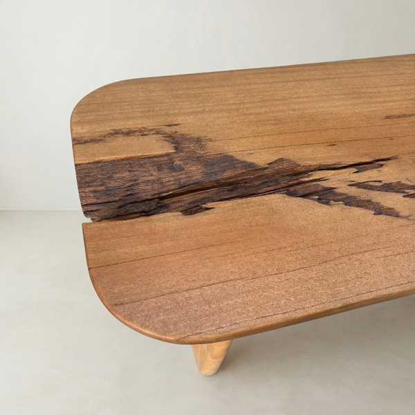 Mesa orgânica ArboREAL linha clean em madeira maciça 140x80 cm para 6 lugares, pronta entrega, destaque em salas modernas e aconchegantes.