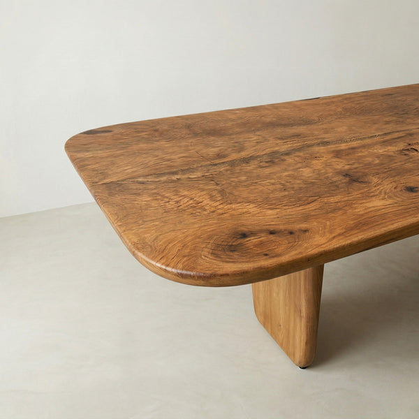Mesa de jantar orgânica linha clean ArboREAL, 200x113 cm em madeira maciça, pronta entrega, perfeita para salas sofisticadas, até 8 lugares.