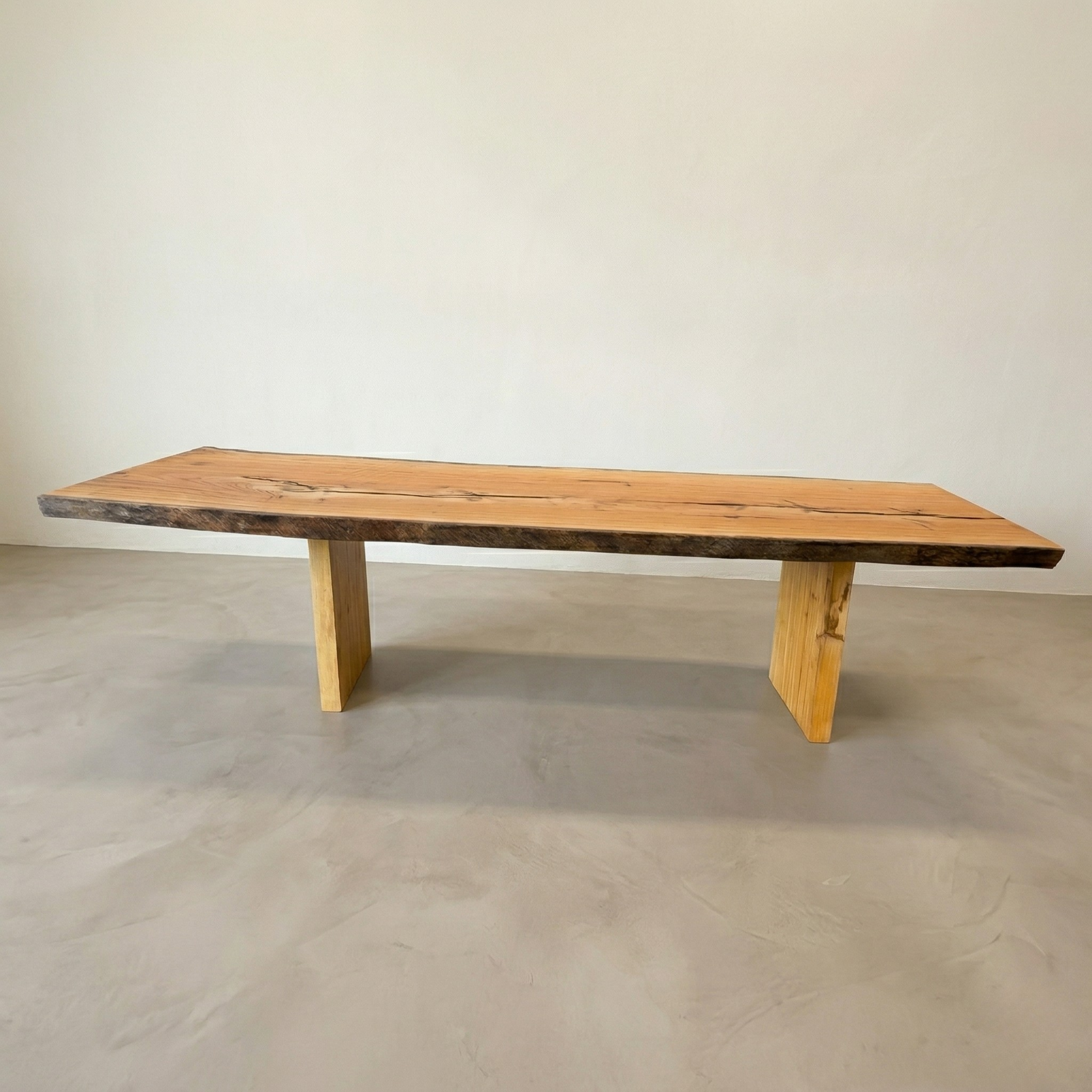 Mesa orgânica linha rústica ArboREAL em madeira maciça 280x99 cm, pronta entrega, ideal para salas amplas e sofisticadas.
