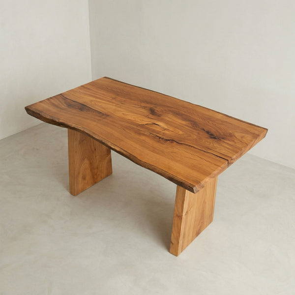 Mesa orgânica linha rústica ArboREAL 140x94 cm em madeira maciça, pronta entrega, perfeita para salas modernas e sofisticadas.