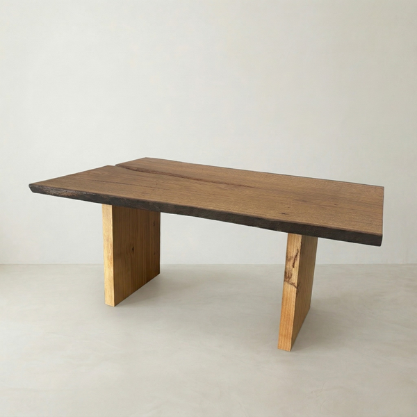 Mesa orgânica ArboREAL linha rústica em madeira maciça 160x107 cm, pronta entrega, perfeita para ambientes amplos e sofisticados.