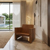 Poltrona Canopy Wood ArboREAL em madeira maciça aplicada em ambiente residencial sofisticado, com linhas retas, volumes sólidos e veios naturais destacados, integrando design contemporâneo e matéria-prima natural