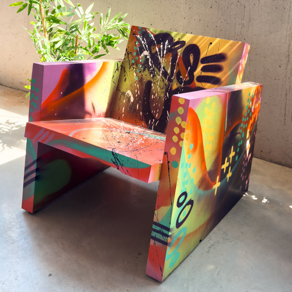 Vista frontal da poltrona Canopy Wood ArboREAL em madeira maciça, customizada com arte urbana, pintura manual e estética contemporânea, destacando forma arquitetônica e expressão artística