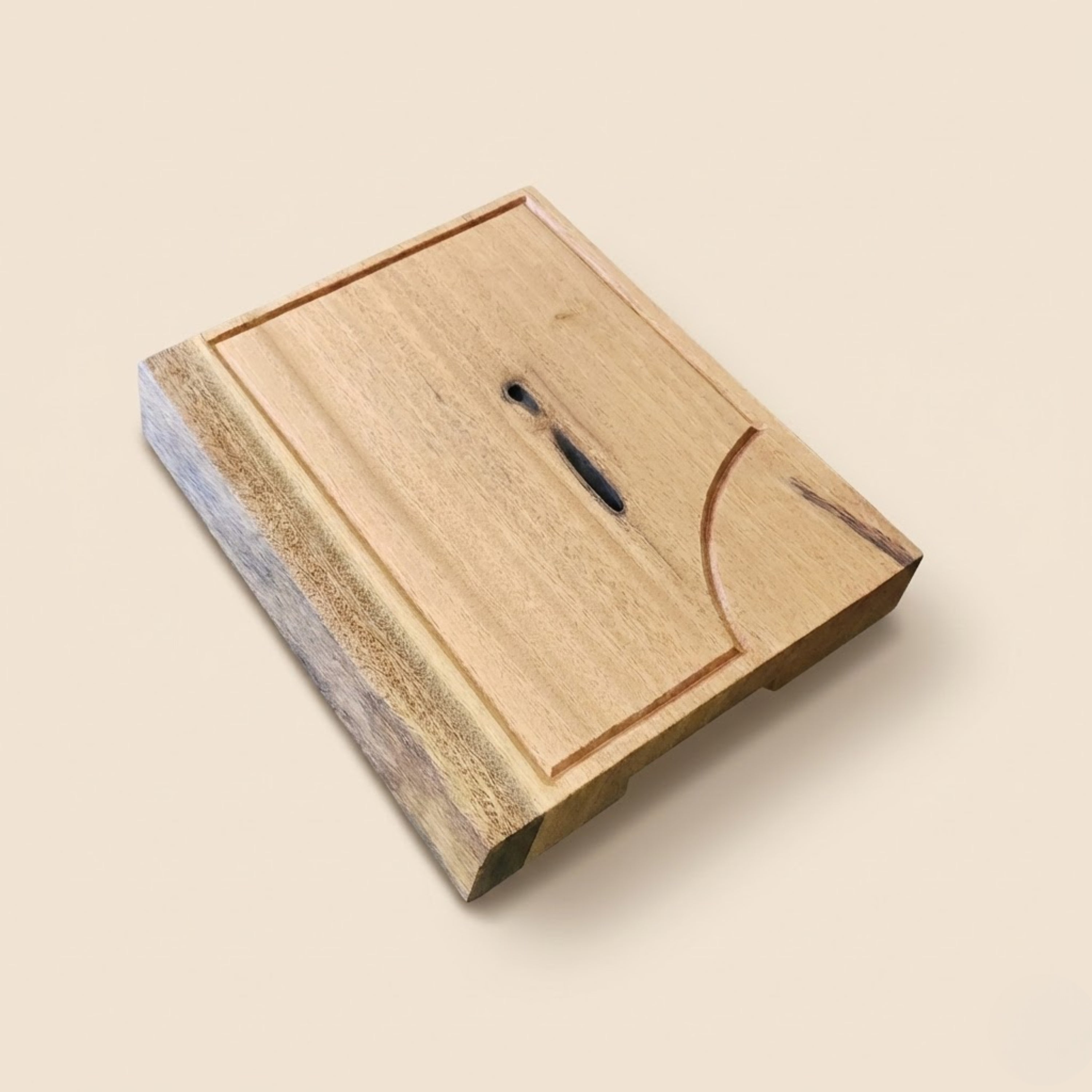 Tábua de carne em madeira maciça com acabamento artesanal e variação natural de tons, peça sólida e durável