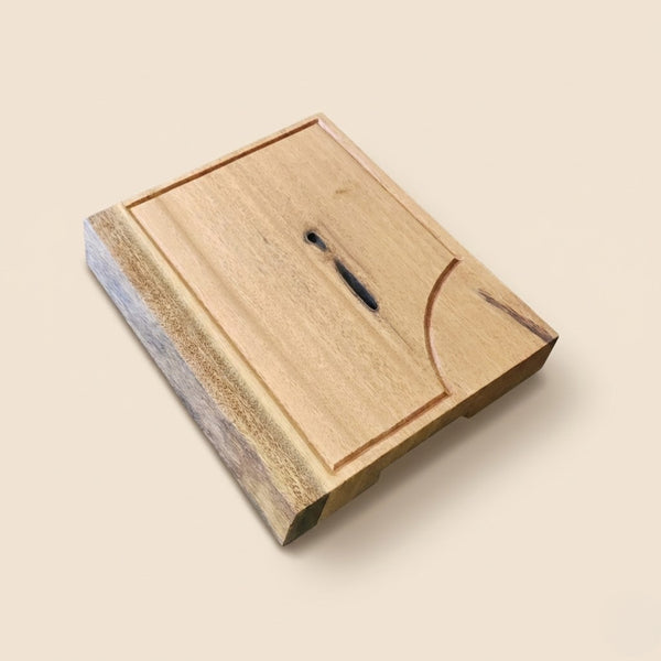 Tábua de carne em madeira maciça com acabamento artesanal e variação natural de tons, peça sólida e durável