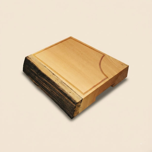 Tábua de carne em madeira maciça com desenho orgânico lateral e superfície lisa, evidenciando material natural e robustez