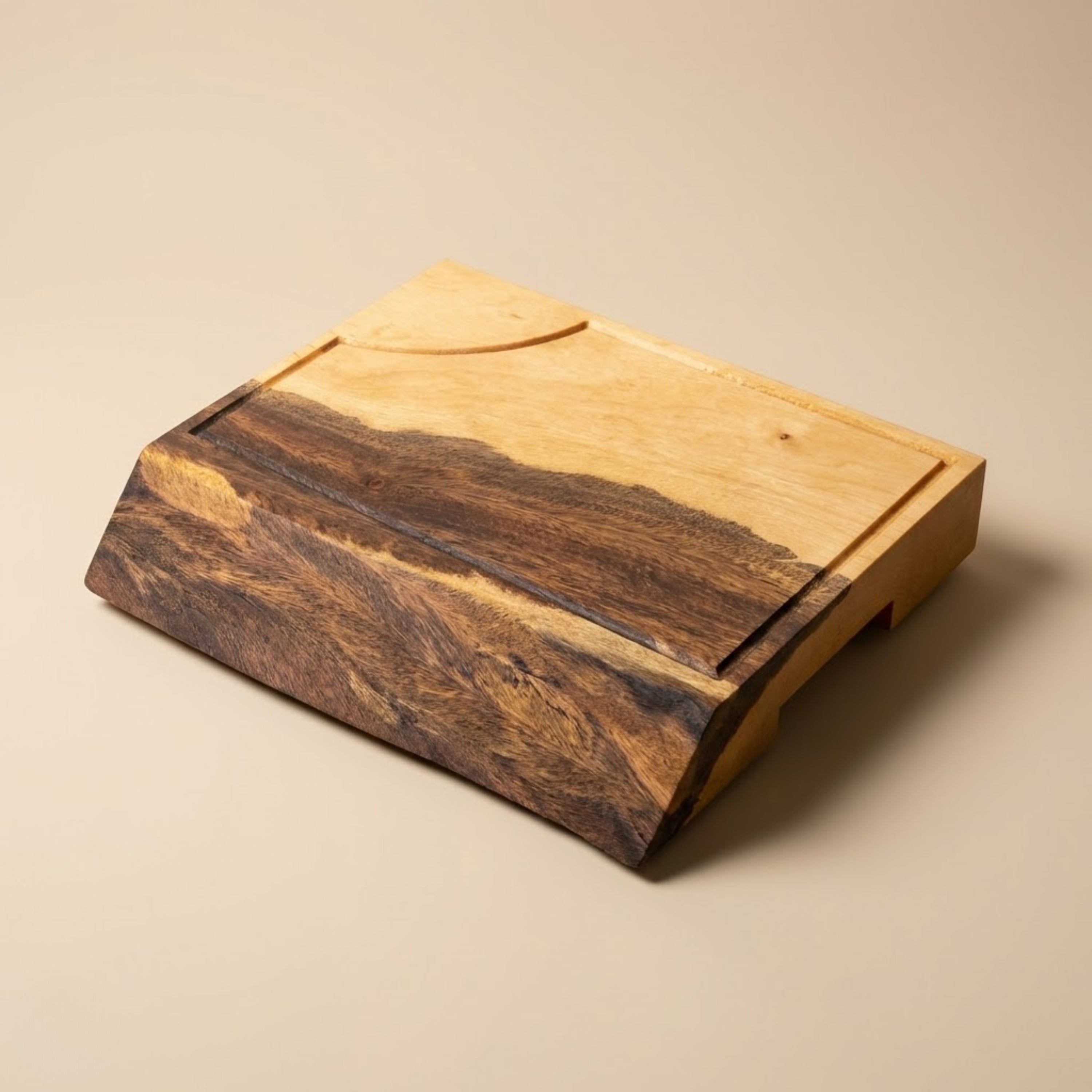 Tábua de carne em madeira maciça ArboREAL com design geométrico, contraste natural de veios e acabamento manual em óleo natural. 

