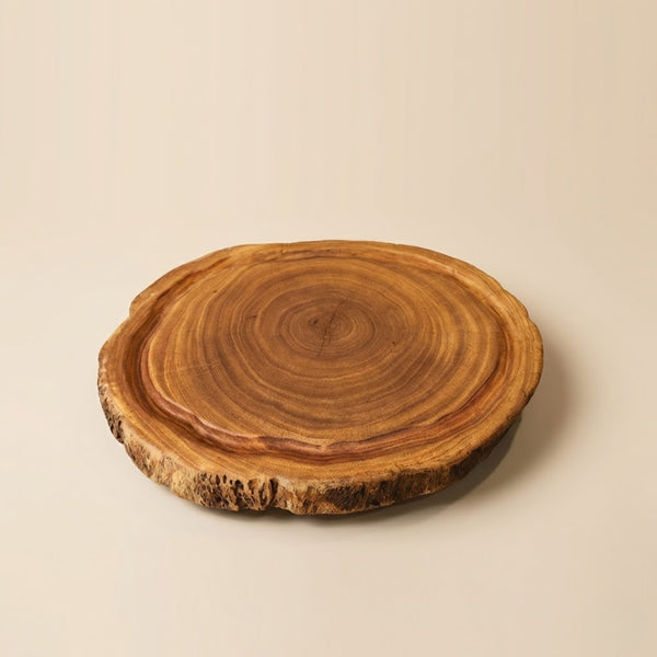 Tábua rústica em madeira maciça ArboREAL com bordas naturais preservadas, veios marcantes e acabamento artesanal em óleo natural.
