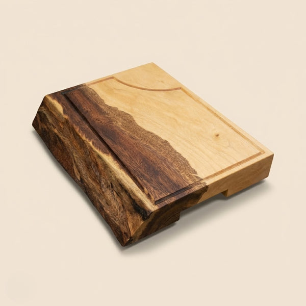 Detalhe de tábua de carne em madeira maciça com contraste de tonalidades e veios únicos, bloco inteiriço