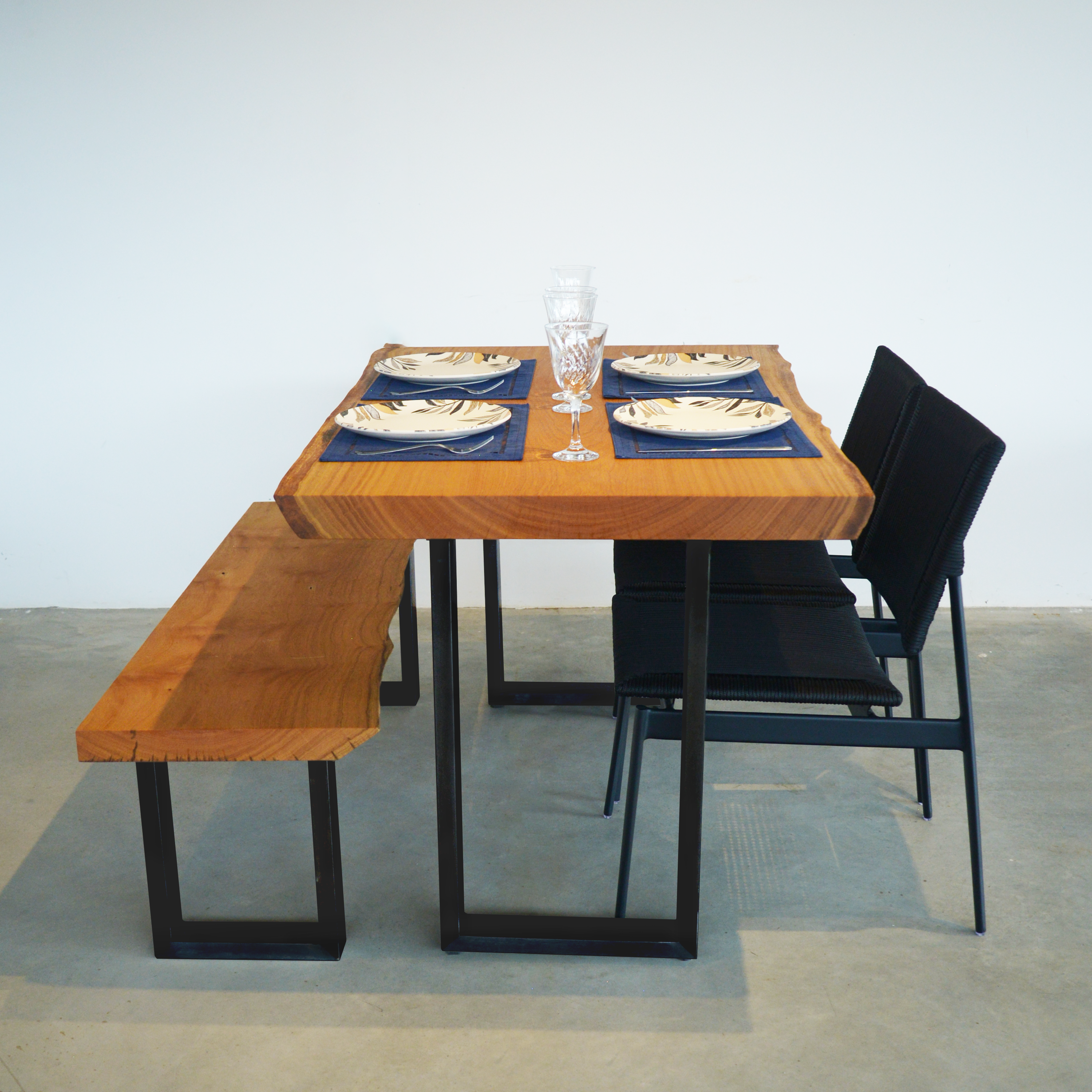 Conjunto mesa de jantar com banco e cadeiras